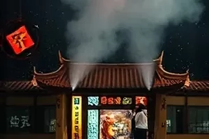 镜像回声剧集封面，录音室里悬空的麦克风与声波