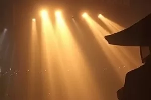长夜灯塔剧集封面，夜雾里的灯塔与海面船影